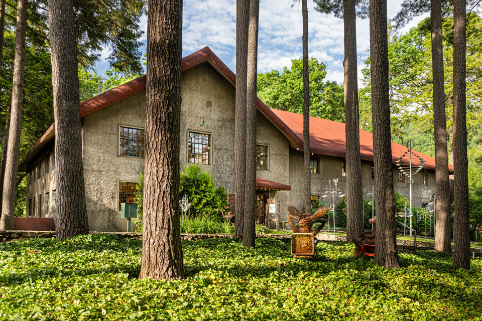 Exterior photo of Grovewood Gallery in Asheville, NC.